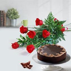 Pleasurable Chocolate Cake with Red Roses Bouquet