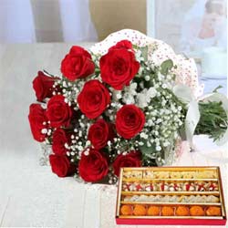 Breathtaking Heart of Love Red Roses Bunch and Sweets
