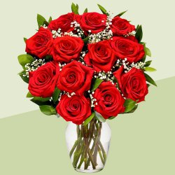 Gorgeous Red Roses Bunch in a Glass Vase