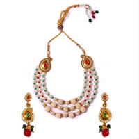 Fashionable Necklace Set Designed with Pearl