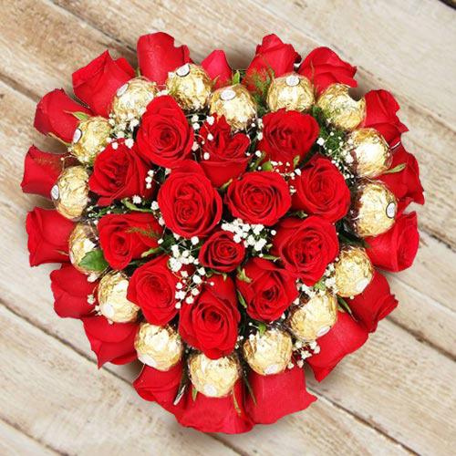 Delightful Heart Shaped Arrangement of Roses N Ferrero Rocher Chocolate