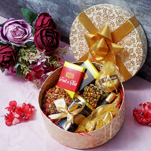 Sweet Golden Hamper for Mothers Day