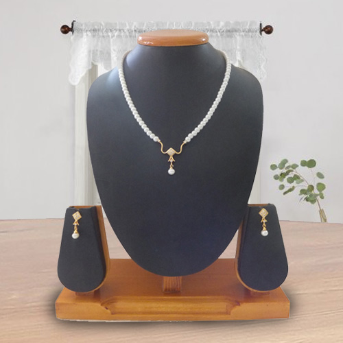 Fashionable Pearl Pendant Set with Earrings