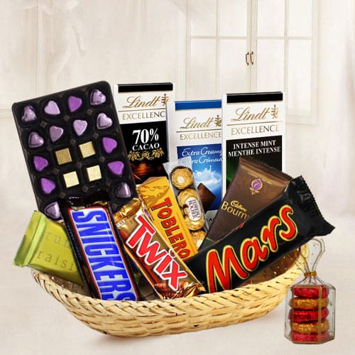 Diwali Gift Hamper Basket- Crackers Chocolate Gift Deepawali Gift Pack of  16 Cracker Chocolates Raisin, Butterscotch,Gems,Dry Fruit Dairy Milk,  KitKat, Fuse, Stone Chocolates for Diwali : Amazon.in: Grocery & Gourmet  Foods