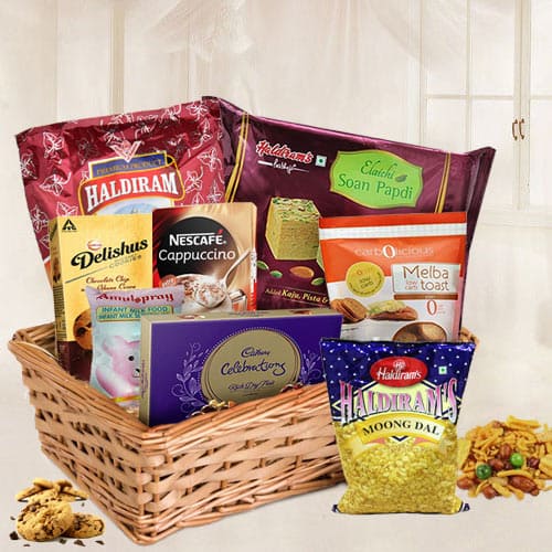 Exclusive Hamper Basket with Assorted Items